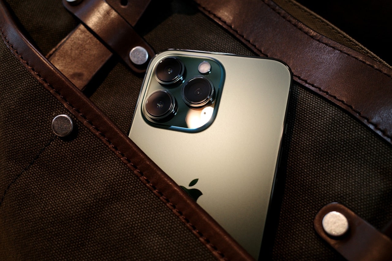 smartphone, iphone, iphone 13-7169689.jpg